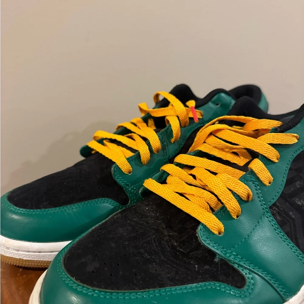 AIR JORDAN 1 LOW SE
"HOLIDAY SPECIAL - MALACHITE GREEN" - Picture 5 of 14